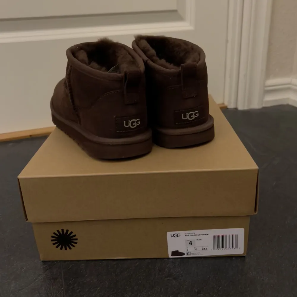 Ultra mini bruna uggs  Använt 1 gång, impregnerat och klara  Säljer pga dom är förstora Nypris 1999. Skor.