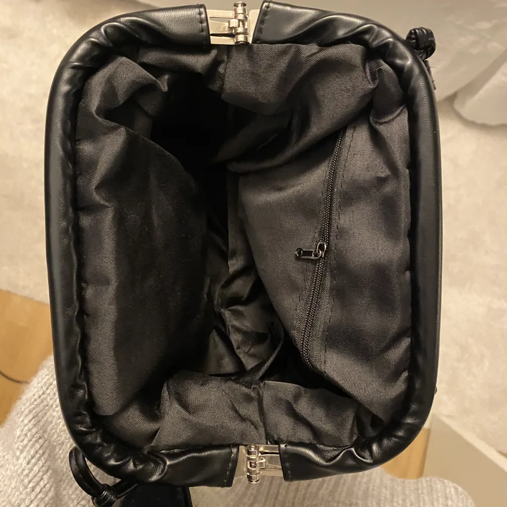 Snygg clutch väska som kan bäras på axeln eller i handen! Får plats med mycket och är snyggt till allt💕. Väskor.
