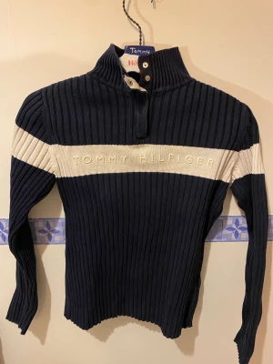 Tommy Hilfiger tröja! - Marinblå ribbad tröja från Tommy Hilfiger! Fint använt skick! Storlek xs dam☺️