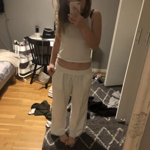 Linnebyxor - Linnebyxor från Lindex barnavdelningen storlek 164 knappt använda men har klippt de så de passar folk mellan 155-165 ungefär tror jag nypris 400kr