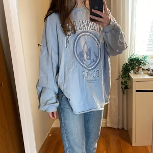 Oversized sweatshirt  - Stor mysig crewneck från reclaimed vintage. Fint skick i stl S men passar även större storlekar💗 Allt ska bort så pris kan diskuteras☺️