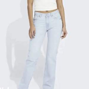 Säljer mina ljusblå midwaist jeans från märket ”never denim” köpta på carlings för 600