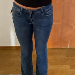 Jeans mörkblåa - Säljer mina absolut favorit lågmidjade byxor pågrund av att dom är för korta för mig som är 170 men dom är inte mycket korta. Köpte dom i Spanien när jag va där i somras skriv för bättre bilder💗pris kan även diskuteras