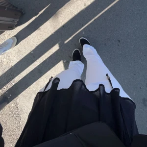 Lågmidjade kostymbyxor  - Säljer mina lågmidjade vita kostymbyxor från bikbok då dom tyvärr inte kommer till användning längre. Annars jätte fina felfritt 💗💗