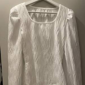 säljer en vit tröja från SHEIN, storlek M. Den är en aningen genomskinlig men supersnygg med ett linne under. 