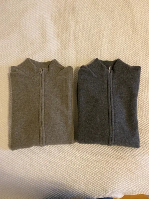 Soft goat - Hej! Säljer nu två fullzip tröjor! Ena är mörkgrå och andra är moshed green om jag inte minns fel. Båda är i waffel. Lappen på ena tröjan klippte jag av eftersom den var väldigt lös och förhindra hål. Men finns lapp inuti! Ta båda två för 2390kr!  Mvh 