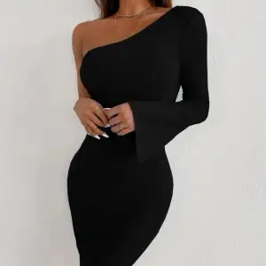 Säljer en längre svart one shoulder klänning från shein i storlek M, aldrig använd.