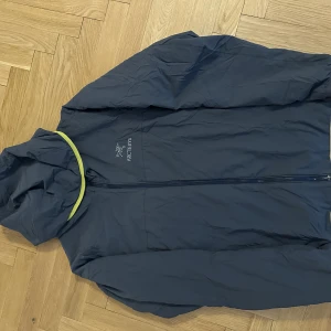 Arcteryx beta LT - Arcteryx atom lt. Storlek L.  Fint skick överlag  Blå grå färg  Arcteryx Arc’teryx