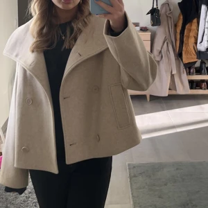 Kort kappa - Jättefin kort kappa från Nakd. Nypris 999kr och den är i bra skick💞