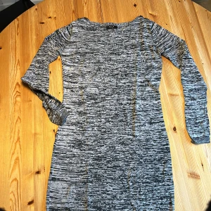 Tunika/klänning (vila) medium  - Tunika/ klänning med knappar vid Axel, super fin. Sparsamt använd. Ser inget att anmärka förutom att tvättlappen är bortklippt 