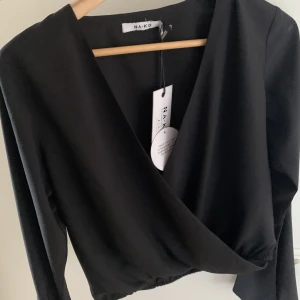 Na-kd blus  - Säljer denna helt oanvända blusen som till och med har lappen kvar. Har inte funnits nått tillfälle för mig att använda den. Blusens ärmar är utsvängda längst ner.💗
