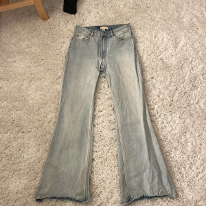 Jeans - Säljer mina HM jeans i storlek 34 men skulle säga att de passar på vissa i storlek 36 bra skcik men sönder där nere vid benen sån man ser på bilderna, högmidjade men de sitter precis under min navel och det är utsvängda 