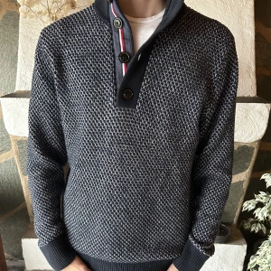 Tommy hilfiger tröja - Säljer min stickade Tommy Hilfiger tröja. Storleken är M. Otroligt skick inga defekter, nypris 1599kr mitt pris 399kr!🙂