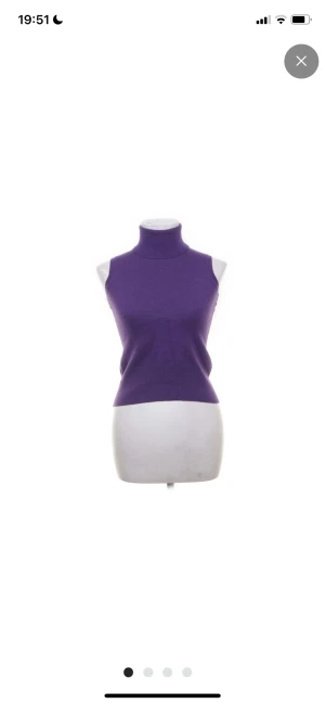 Polotröja utan ärmar - Snygg stickad polotröja utan ärmar. Använd flera gånger men inga defekter förekommer. Storlek S men passar xs.