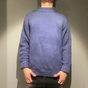 Stickad tröja - Stickad tröja i storlek M. Väldigt skön speciellt till kallare väder. Hör av er ifall ni har frågor!