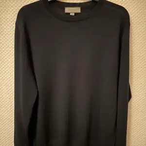 Säljer denna snygga och sköna merinoull sweatern från italienska märket Canali. Storlek 48 och passar S-M. Skick 9/10 använd runt 5 gånger. Skriv gärna om ni har frågor