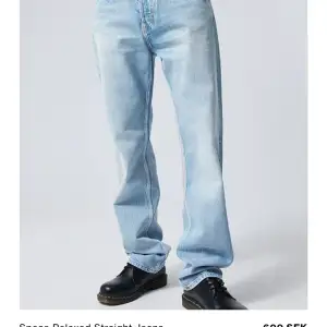 Säljer dessa ljusblåa jeans från weekday i modellen ” Space relaxed straight jeans” i bra kvalitet 