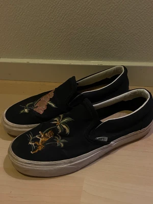 VANS - Vans med coola detaljer! Gammal modell. Ok skick!