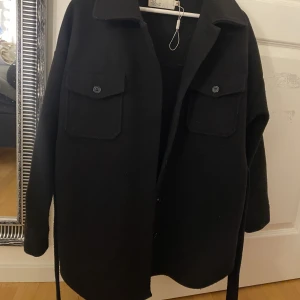 Nelly kappa - Svart kappa köpt på Nelly minns ej pris 