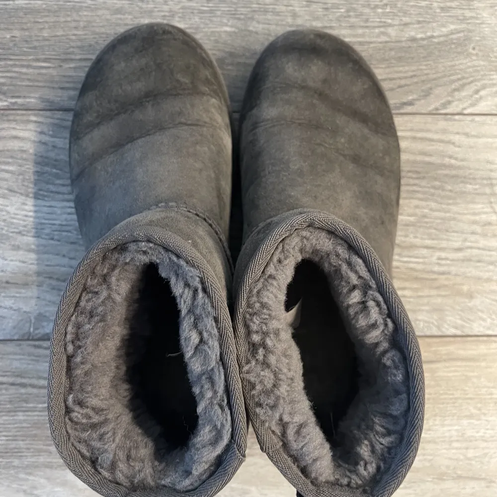 Använda uggs. . Skor.