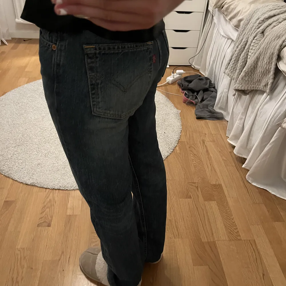 Säljer dessa straight Levis jeans då jag inte använder de längre, midrise💖skriv för fler bilder, köparen står för frakt🫶🏼. Farkut & Housut.