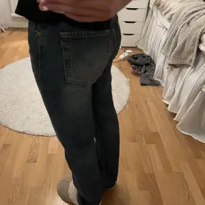 Säljer dessa straight Levis jeans då jag inte använder de längre, midrise💖skriv för fler bilder, köparen står för frakt🫶🏼