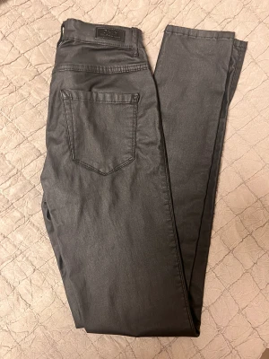 Only byxor slutsåld modell strl S  - Only byxor slutsåld modell. Strl S längd 32. 