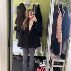 Kappa 💞 - Säljer en kappa i strl 34 från NAKD, endast använd en månad! Nypris: 899 mitt pris: 699❤️