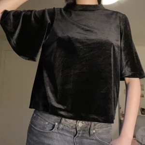 Sthlmstil-svart mocka tröja  - Knappt använd,lyxig och med fina ärmar samt öppen del på ryggen 