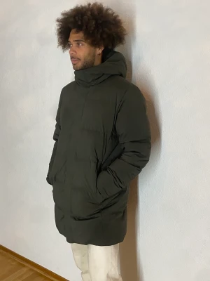 Dunjacka Golf 8181 - Dunjacka - Golf 8181 från NN07. Pris i butik idag är 6500kr. Helt oanvänd med etiketten på. Extremt gedigen jacka. 100% vind & vattentät, mycket varm. Jag på bilden är 185 cm lång.