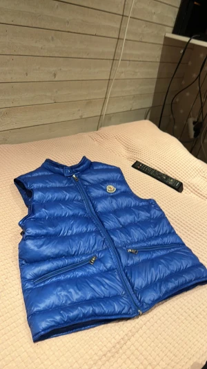 Moncler GUI - En moncler gui i storlek 2 och i en sjukt fin och ovanlig färg, kvitto finns samt check från moncler. Det finns inga flaws eller liknande, nästan perfekt skick. Passar S-M skulle ja säga men L funkar möjligtvis samt en stor xs.         Gammla modellen 