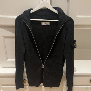 Stone Island Turtleneck - Säljer denna sjukt snygga helzip tröjan med Turtleneck. Den är i toppskick utan defekter och köptes för ett år sedan för nypris, cirka 5000kr. Mitt pris är 2000kr! Storlek S, mörkgrå/svart. Självklart äkta! Skriv i DM för frågor! Priset ej hugget i sten🗿