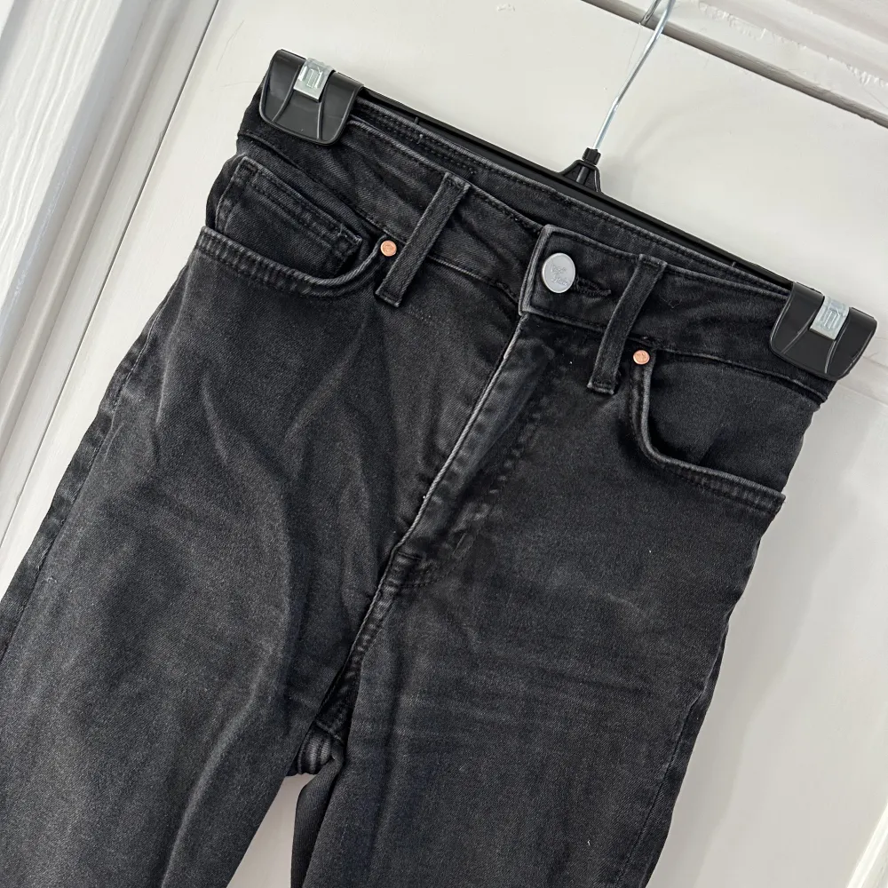 Flitigt använda, därav väldigt urtvättade i färgen men vill man ha lite gråsvarta jeans så funkar det ju superbra! Annars är det bara att slänga en svart textiltvätt i tvättmaskinen så är de kolsvarta igen! . Jeans & Byxor.