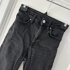 Flitigt använda, därav väldigt urtvättade i färgen men vill man ha lite gråsvarta jeans så funkar det ju superbra! Annars är det bara att slänga en svart textiltvätt i tvättmaskinen så är de kolsvarta igen! 
