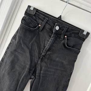 Skinny jeans från bikbok - Flitigt använda, därav väldigt urtvättade i färgen men vill man ha lite gråsvarta jeans så funkar det ju superbra! Annars är det bara att slänga en svart textiltvätt i tvättmaskinen så är de kolsvarta igen! 