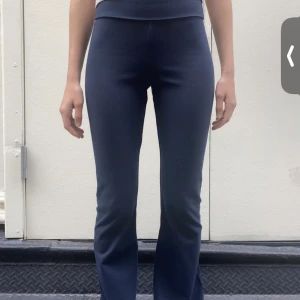 Brandy Melville - Yoga byxor från brandy melville, fin kvalite förutom att dem är lite urtvättade längst ner vid benen❤️Dem är även onesize 