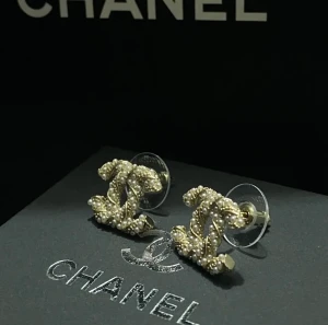 Cc Pärl örhängen  - Fina Çhānel pärl örhängen, helt nya!  Smyckes ask och påse medföljs!    