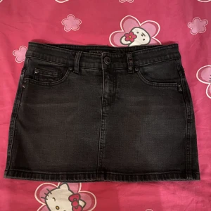 Denim Kjol  - Svart utvättad jeans kjol med nitar på. Töjbar så passar de flesta. Kjolen passar någon som brukar ha S skulle jag tro. 💋💋