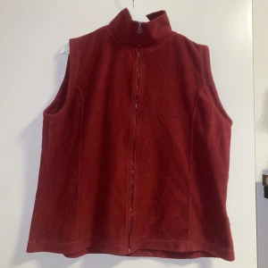 Röd vintage fleeceväst - Storlek L. Säljs då den tyvärr inte används längre. Fint skick. För fler bilder/info skriv i DM😇💓