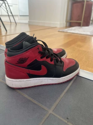 Jordans  - Säljer dessa as snygga jordans som är använda men är fortfarande i fint skick, köpte de för 2000kr och säljer för 1300! De är i storlek 38! Meddela mig och du vill ha fler bilder eller har några frågor puss❤️❤️