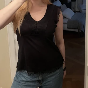 Svart blus MQ - Svart kortärmad blus från Mq!