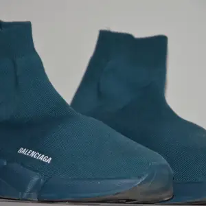 Balenciaga s45 Säljer mina Balenciaga speedrunner då de inte kommit till användning. Jag köpte dem för cirka två år sedan, använda endast ett fåtal gånger.  Dust bag ingår Har kvitto kvar.  Är öppen för bud  