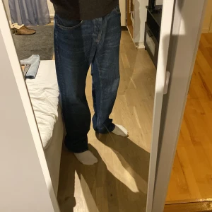 Nudie jeans - Ett par sköna jeans från nudie. Lite upprispade vid höger fot. Nypris 1600:-