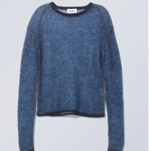 Tunn stickad tröja från weekday - Tunn stickad tröja från weekday. Super najs stickad tröja. Använd 2 gånger inprincip ny. Nypris 450kr. Pris kan diskuteras 