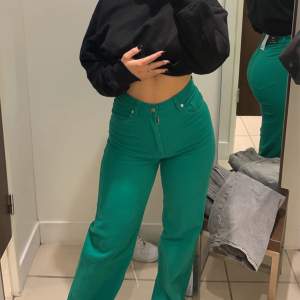 Gröna jeans från H&M, i fint skick, sitter som en smäck, storlek 36💚