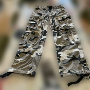 Gråa cargobyxor  - Modellen på bilden är 173cm lång