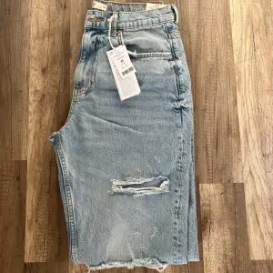 Breda jeans, aldrig använt och lapparna är kvar