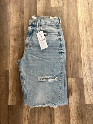 Jeans - Breda jeans, aldrig använt och lapparna är kvar