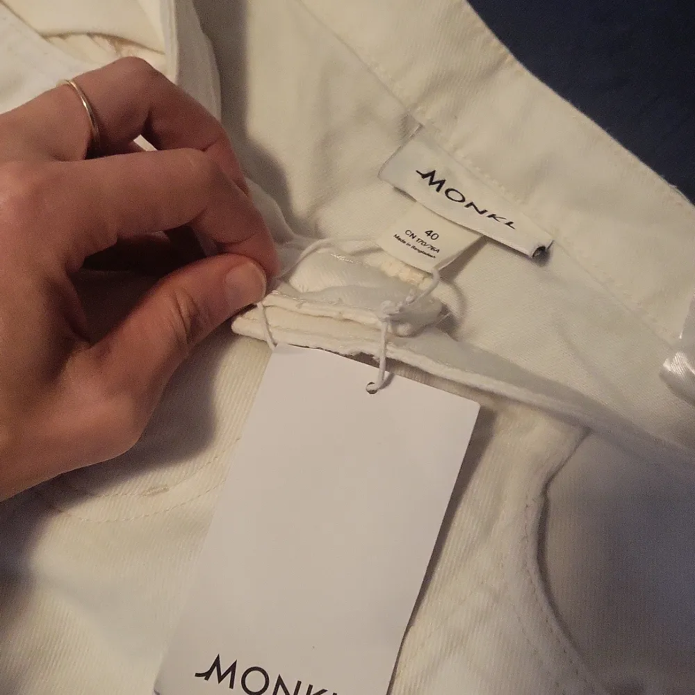 Monki Jeans storlek 40 (EU storlek 36). Aldrig använda (de har förfarande lappan kvar). Jeans & Byxor.