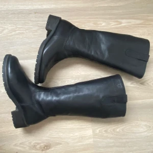 Gabor stövlar  - Snygga stilrena stövlar från Gabor i fint skick. Använda endast fåtal gånger   Dragkedja i sidan  Nypris 2000kr 